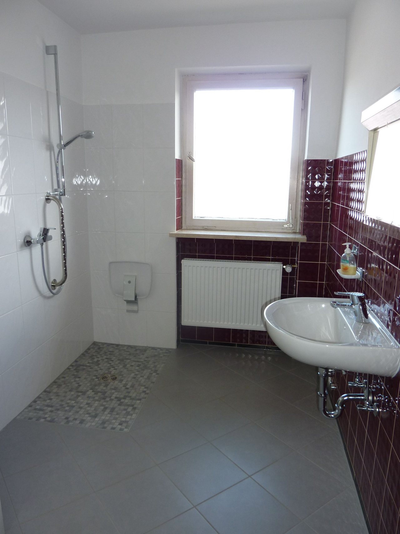 Barrierefreies Bad mit bodengleicher Dusche