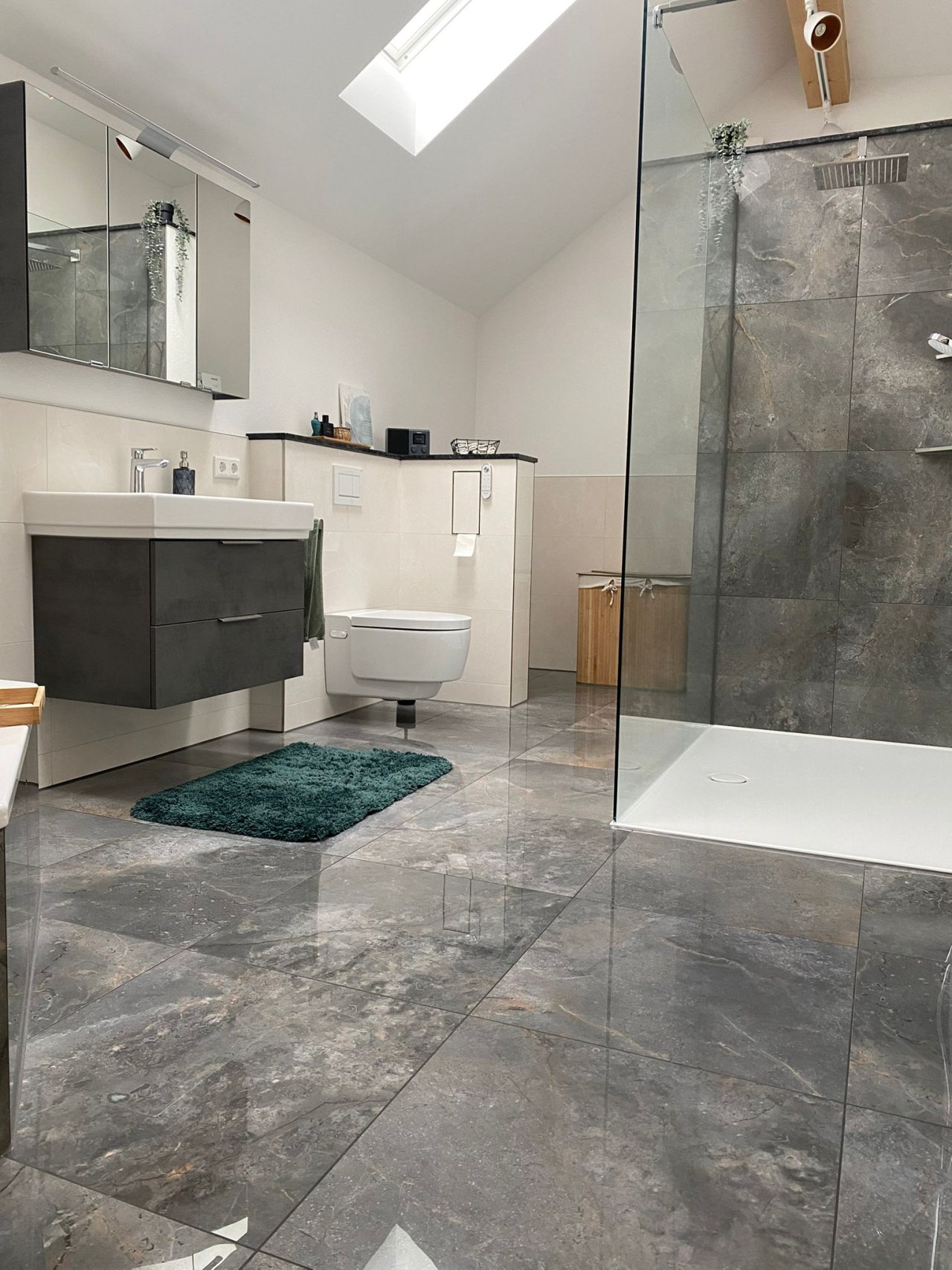 Modernes Bad mit Dusche