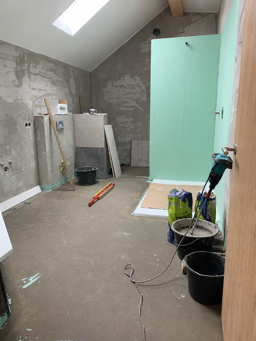 Badezimmer im Rohbauzustand vor der Fliesenverlegung